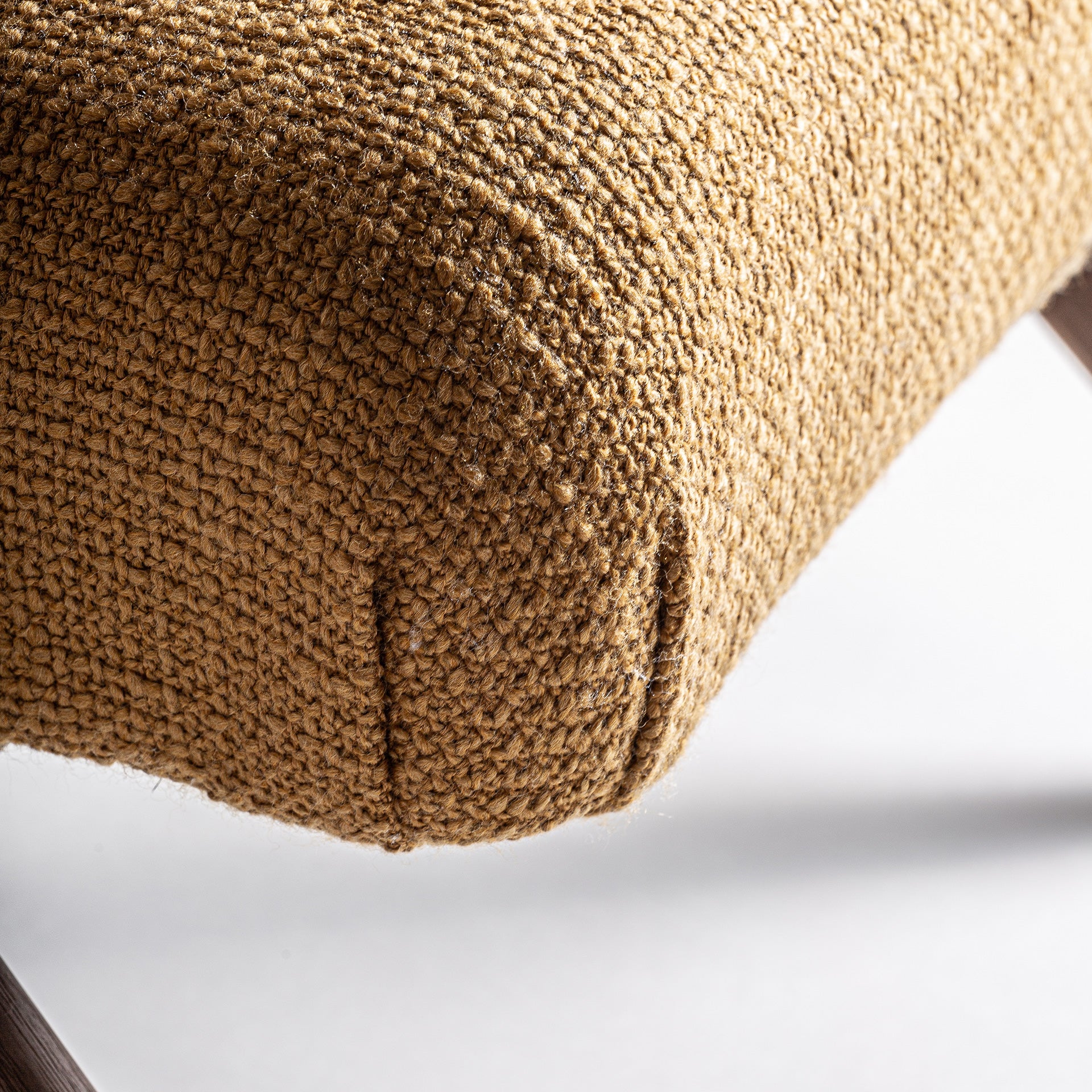 DOLVING ARMCHAIR